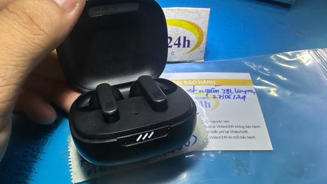 Sửa và thay pin tai nghe JBL Live Pro